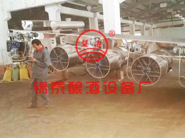 山東范公酒業(yè)晾茬機(jī)安裝現(xiàn)場(chǎng)